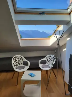 Ein Sitzbereich in der Unterkunft Geräumiges Atelier mit Flair und Bergblick