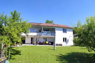 Ein Garten an der Unterkunft Geräumiges Atelier mit Flair und Bergblick