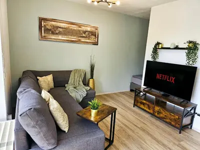 TV/Unterhaltungsangebot in der Unterkunft Like at home - moderne Wohnung in Königsbrunn - 30qm - Netflix