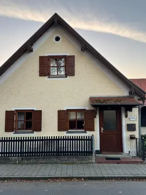 Das Gebäude in dem sich das Ferienhaus befindet