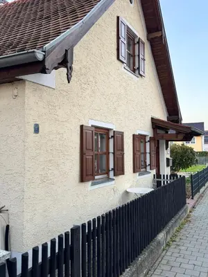 Das Gebäude in dem sich das Ferienhaus befindet