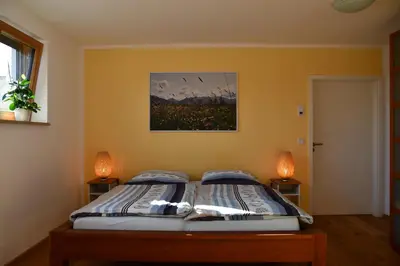 Ein Bett oder Betten in einem Zimmer der Unterkunft Neue 2 Zimmer FeWo im Murnauer Moos