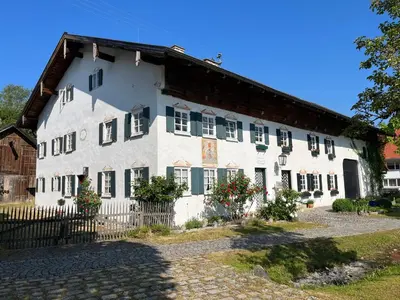 Das Gebäude in dem sich das Ferienhaus befindet