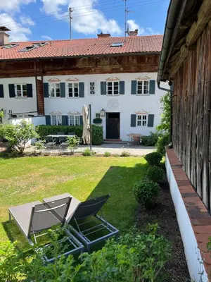 Ein Garten an der Unterkunft Historic and unique Farm House from 1604