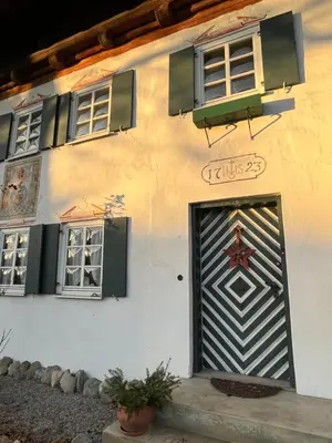 Das Gebäude in dem sich das Ferienhaus befindet