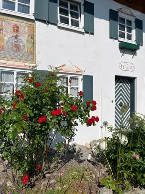 Ein Garten an der Unterkunft Historic and unique Farm House from 1604