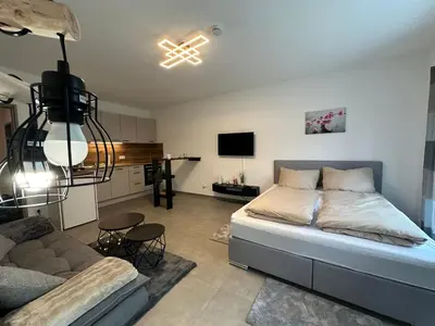 Ein Bett oder Betten in einem Zimmer der Unterkunft modernes Apartment in guter Lage