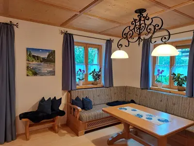 Ein Sitzbereich in der Unterkunft Ferienwohnung Schwarzenberger