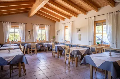 Ein Restaurant oder anderes Speiselokal in der Unterkunft Kurparkpension Stephan