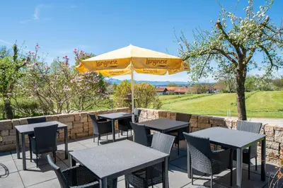 Ein Garten an der Unterkunft Kurparkpension Stephan