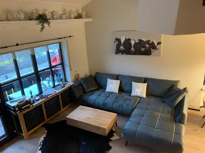Ein Sitzbereich in der Unterkunft Murmelbau