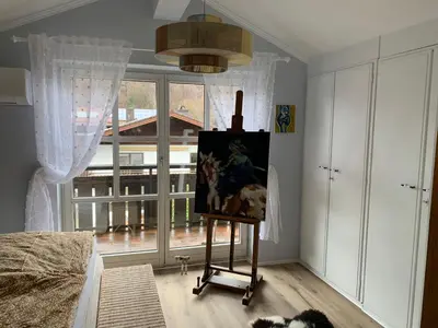 Ein Sitzbereich in der Unterkunft Murmelbau
