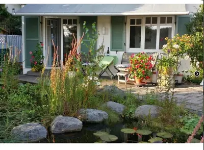Ein Garten an der Unterkunft Schöner Bungalow mit Gartenterrasse und Teich