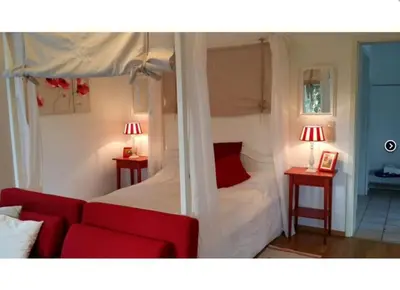 Ein Bett oder Betten in einem Zimmer der Unterkunft Schöner Bungalow mit Gartenterrasse und Teich