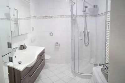 Ein Badezimmer in der Unterkunft Schöner Bungalow mit Gartenterrasse und Teich