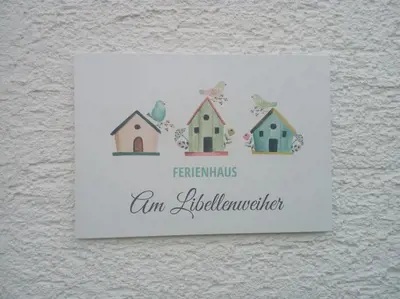 Ein Zertifikat, Auszeichnung, Logo oder anderes Dokument, das in der Unterkunft Schöner Bungalow mit Gartenterrasse und Teich ausgestellt ist