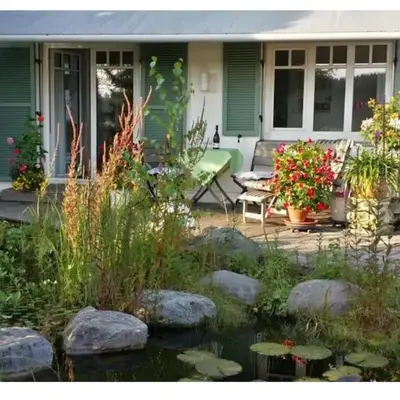 Schöner Bungalow mit Gartenterrasse und Teich