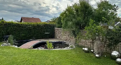 Ein Garten an der Unterkunft Haus am Mühlbach