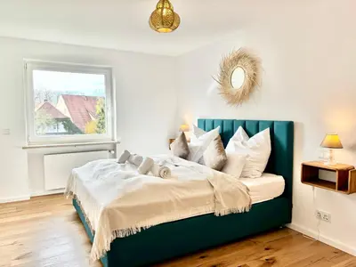 Ein Bett oder Betten in einem Zimmer der Unterkunft Snug Stays 5 - Design Apartment mit Sonnenbalkon, ruhig, zentral