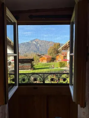Ein allgemeiner Bergblick oder ein Berglick von des Ferienhauses aus