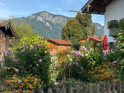 Ein allgemeiner Bergblick oder ein Berglick von des Ferienhauses aus