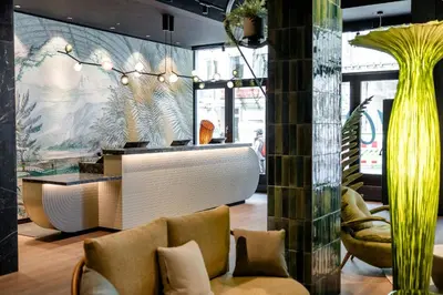 Ein Sitzbereich in der Unterkunft Motel One München Hauptbahnhof