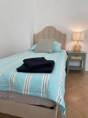 Ein Bett oder Betten in einem Zimmer der Unterkunft Gemütliche Handwerkerwohnung