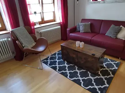 Ein Sitzbereich in der Unterkunft Altstadtwohnung Modern Red