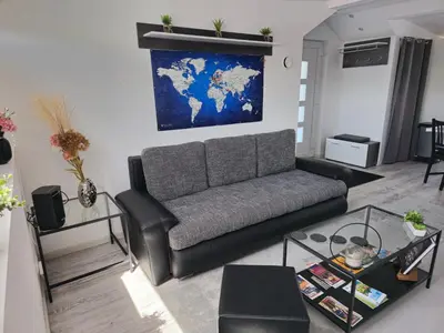 Ein Sitzbereich in der Unterkunft 1,5 Zimmer Ferienwohnung Apartment in ruhiger Lage stadtnah Neu in Brunnthal