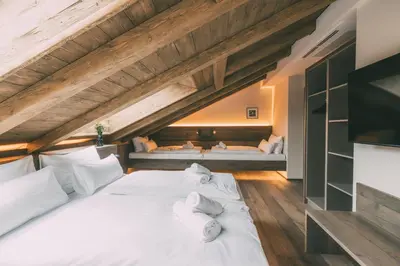 Ein Bett oder Betten in einem Zimmer der Unterkunft LIVALPIN Chalet - with private Sauna & Whirlpool
