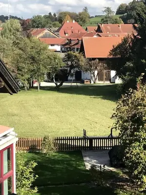 Ein Garten an der Unterkunft Ferienwohnung in Andechs am Ammersee