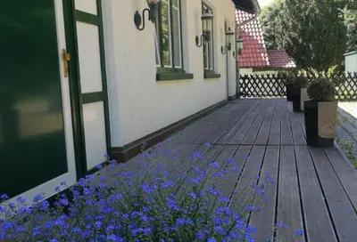 Ein Garten an der Unterkunft Ferienwohnung in Andechs am Ammersee