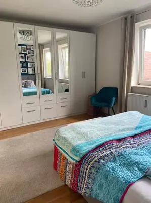 Ein Bett oder Betten in einem Zimmer der Unterkunft Beautiful 2-bedroom apartment in Munich center