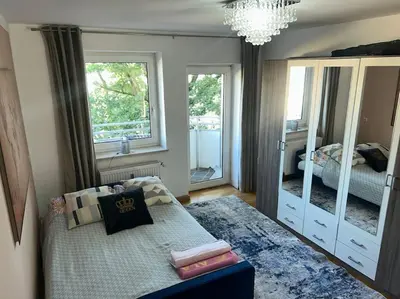 Ein Bett oder Betten in einem Zimmer der Unterkunft Beautiful 2-bedroom apartment in Munich center