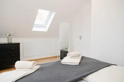 Ein Bett oder Betten in einem Zimmer der Unterkunft nice2be Violet - Augsburg Zentrum