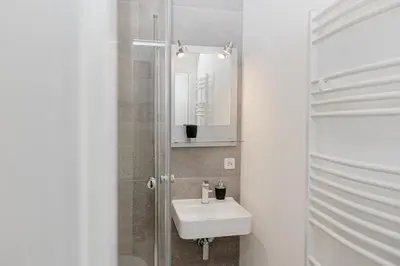 Ein Badezimmer in der Unterkunft nice2be Violet - Augsburg Zentrum