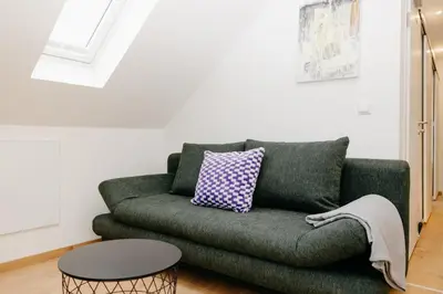 Ein Sitzbereich in der Unterkunft nice2be Violet - Augsburg Zentrum