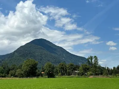Ein allgemeiner Bergblick oder ein Berglick von der Ferienwohnung aus