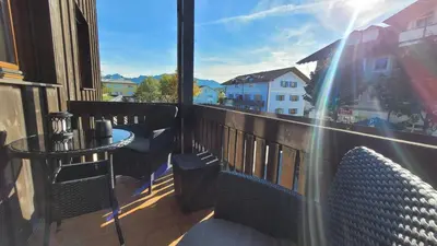 Ein Balkon oder eine Terrasse in der Unterkunft MADISON Homes Apartment 50 qm in Prien mit Balkon, Bergblick, Parkplatz, zentral gelegen