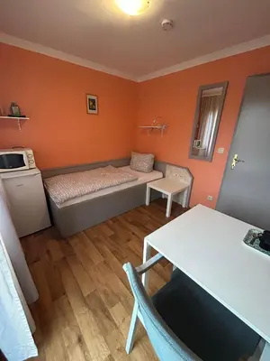 Ein Bett oder Betten in einem Zimmer der Unterkunft 2-Rent Group Hostel Rooms AUB162