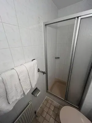 Ein Badezimmer in der Unterkunft 2-Rent Group Hostel Rooms AUB162