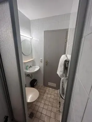 Ein Badezimmer in der Unterkunft 2-Rent Group Hostel Rooms AUB162