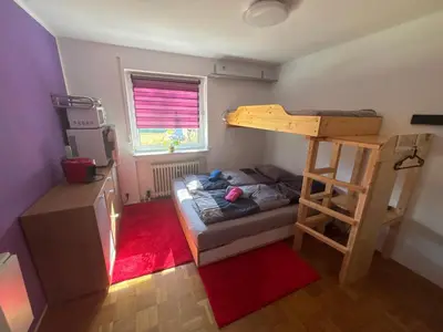 Ein Bett oder Betten in einem Zimmer der Unterkunft 1 Privatzimmer möbliert gut ausgestattet und gute Anbindung Bus Bahn