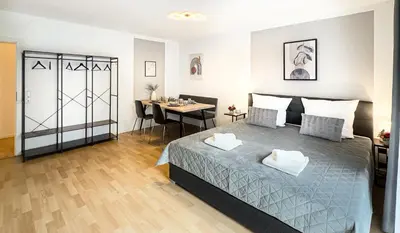 Ein Bett oder Betten in einem Zimmer der Unterkunft Charmantes 3-Zi-Apartment am Schlössle in Lechhausen-Garage-Balkon-Küche-Smart TV