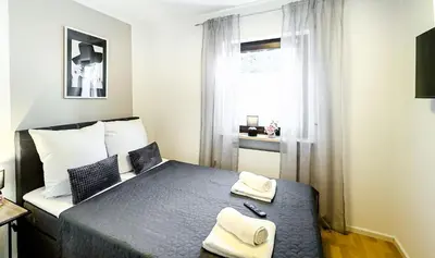 Ein Bett oder Betten in einem Zimmer der Unterkunft Charmantes 3-Zi-Apartment am Schlössle in Lechhausen-Garage-Balkon-Küche-Smart TV