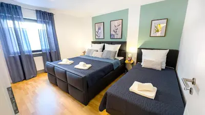 Ein Bett oder Betten in einem Zimmer der Unterkunft Charmantes 3-Zi-Apartment am Schlössle in Lechhausen-Garage-Balkon-Küche-Smart TV
