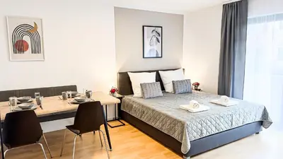 Ein Bett oder Betten in einem Zimmer der Unterkunft Charmantes 3-Zi-Apartment am Schlössle in Lechhausen-Garage-Balkon-Küche-Smart TV