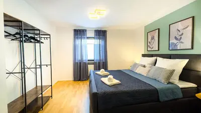 Ein Bett oder Betten in einem Zimmer der Unterkunft Charmantes 3-Zi-Apartment am Schlössle in Lechhausen-Garage-Balkon-Küche-Smart TV