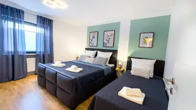 Ein Bett oder Betten in einem Zimmer der Unterkunft Charmantes 3-Zi-Apartment am Schlössle in Lechhausen-Garage-Balkon-Küche-Smart TV