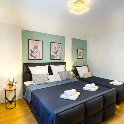 Charmantes 3-Zi-Apartment am Schlössle in Lechhausen-Garage-Balkon-Küche-Smart TV